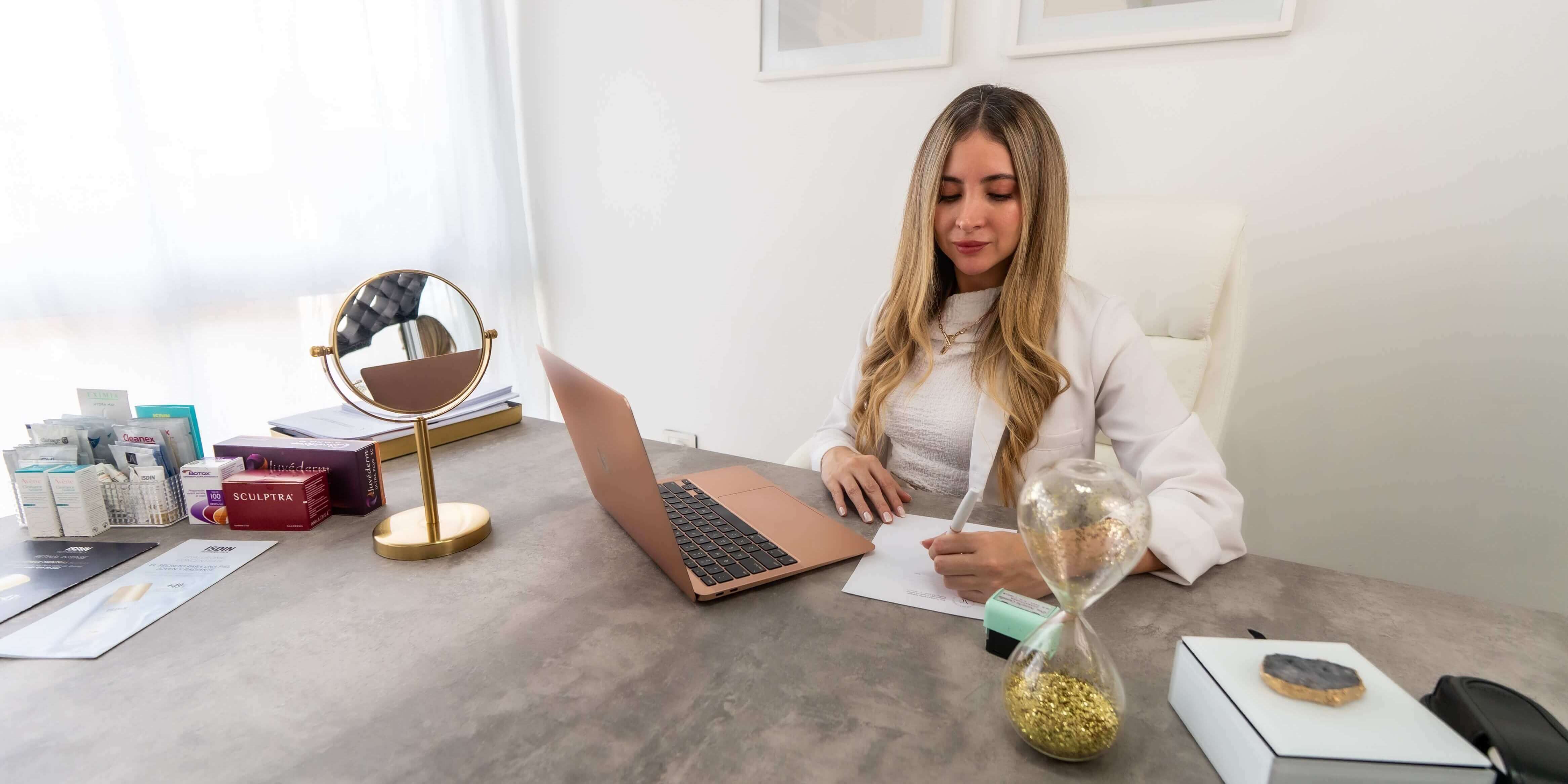 Dra. Natasha Castillo Dermatologa especialista en estetica medica